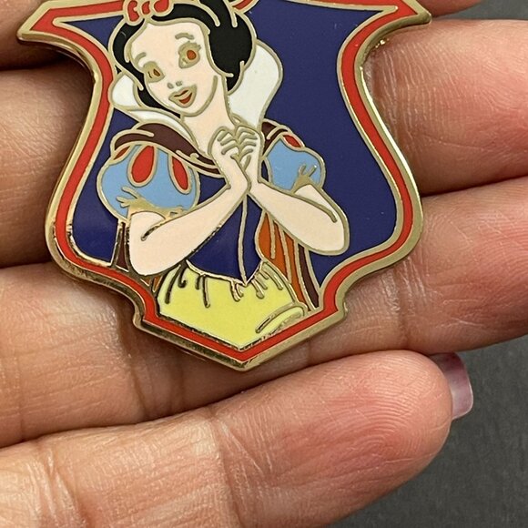 Disney Snow White Trading Pin Princess Crest Shield Lapel Pin Brooch Jewelry Pin - Picture 4 of 10